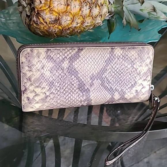 Michael Kors Leather Wallet ❤️ - Picture 3 of 10